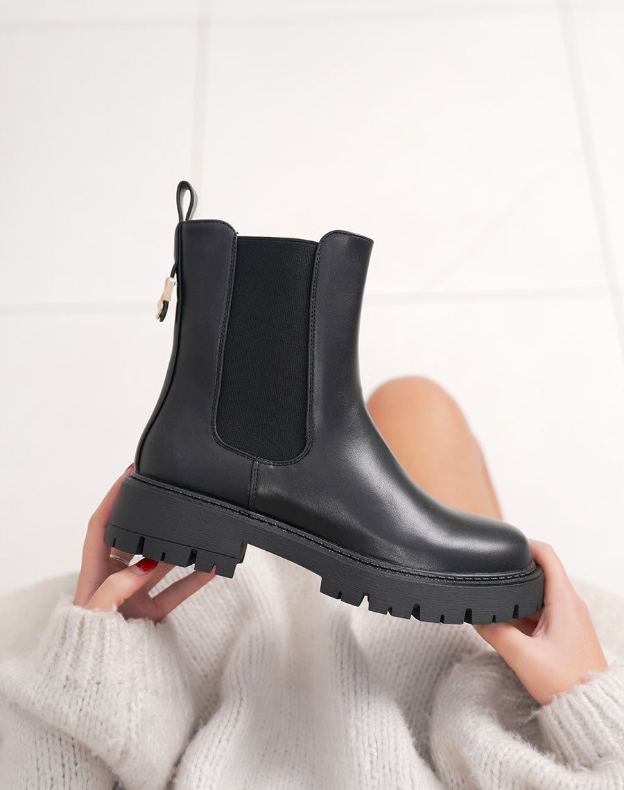 Bottines femme noires élégantes style chelsea avec boucle dorée et semelle crantée