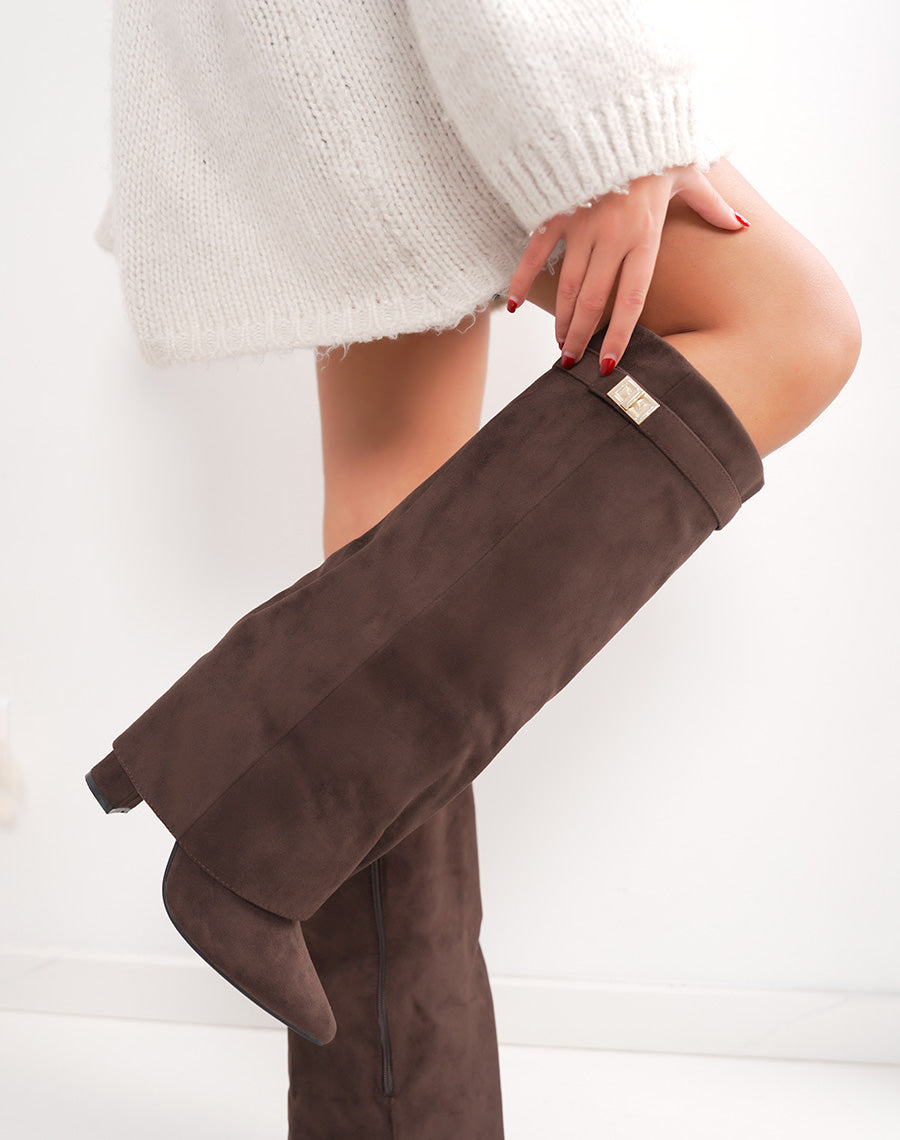 Bottes femme marron en suédine chic à bout pointu avec talon épais et cadenas doré