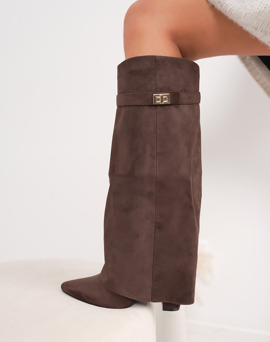 Bottes femme marron en suédine chic à bout pointu avec talon épais et cadenas doré