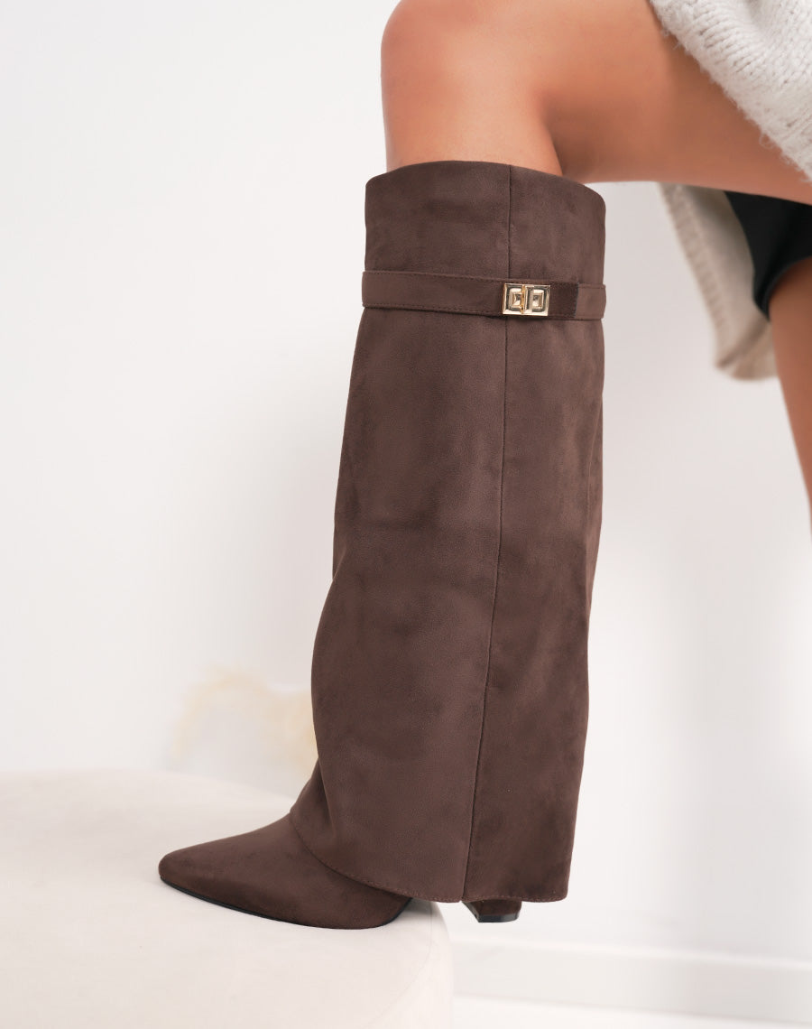 Bottes femme marron en suédine chic à bout pointu avec talon épais et cadenas doré