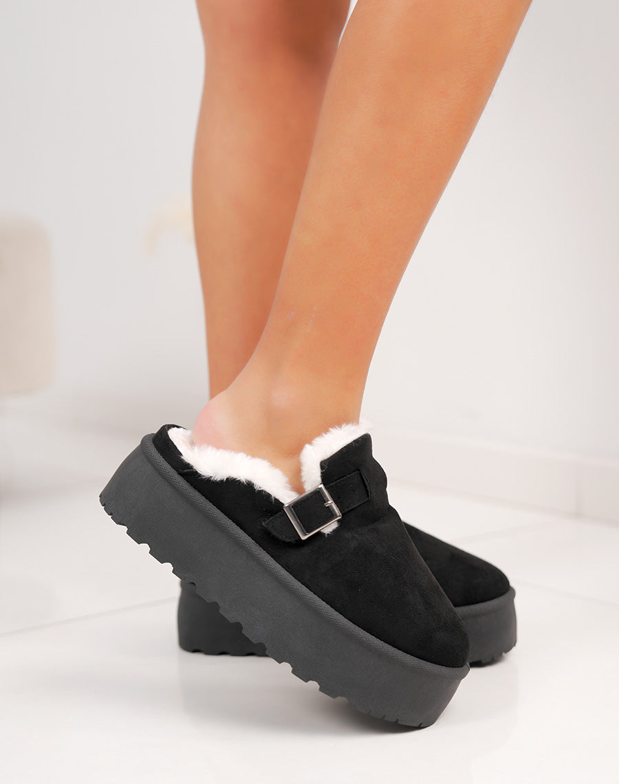Mules femme noires en suédine à plateforme avec boucle argentée et intérieur fourré