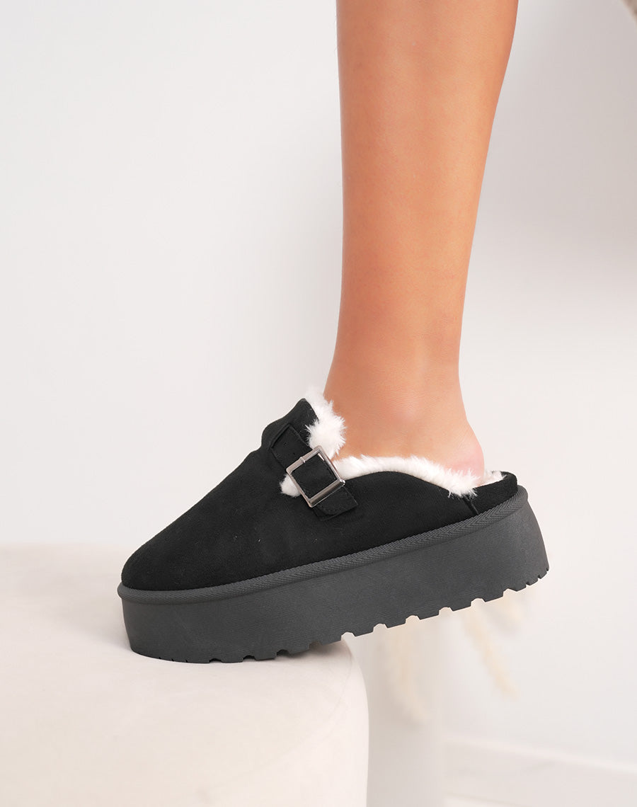 Mules femme noires en suédine à plateforme avec boucle argentée et intérieur fourré