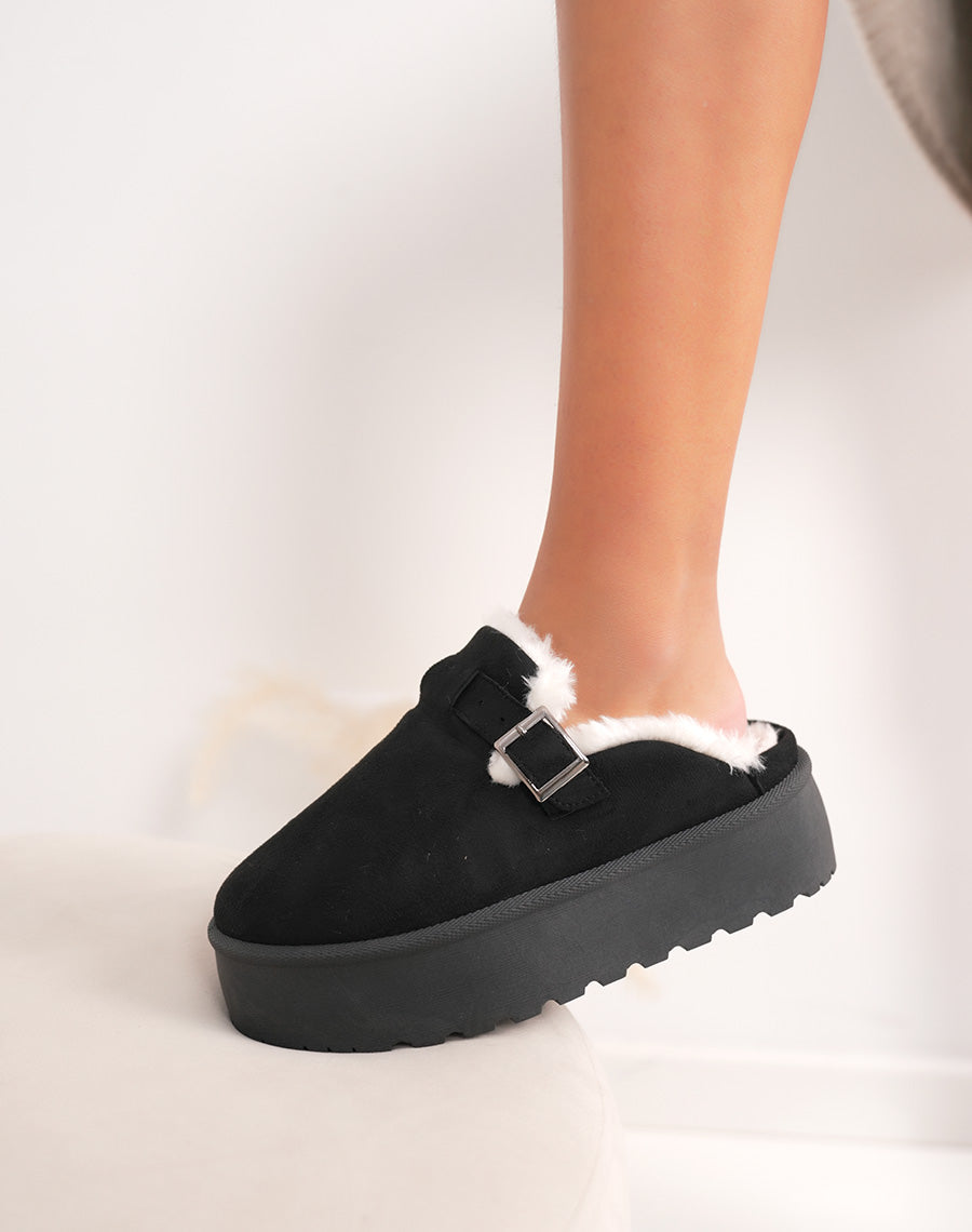 Mules femme noires en suédine à plateforme avec boucle argentée et intérieur fourré