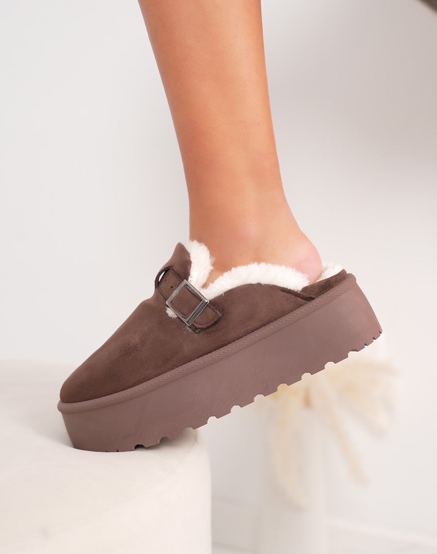 Mules femme marron en suédine à plateforme avec boucle argentée et intérieur fourré