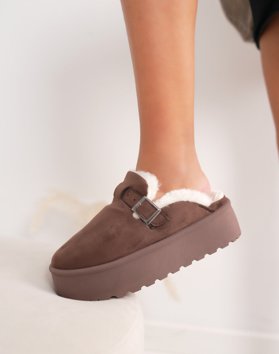 Mules femme marron en suédine à plateforme avec boucle argentée et intérieur fourré