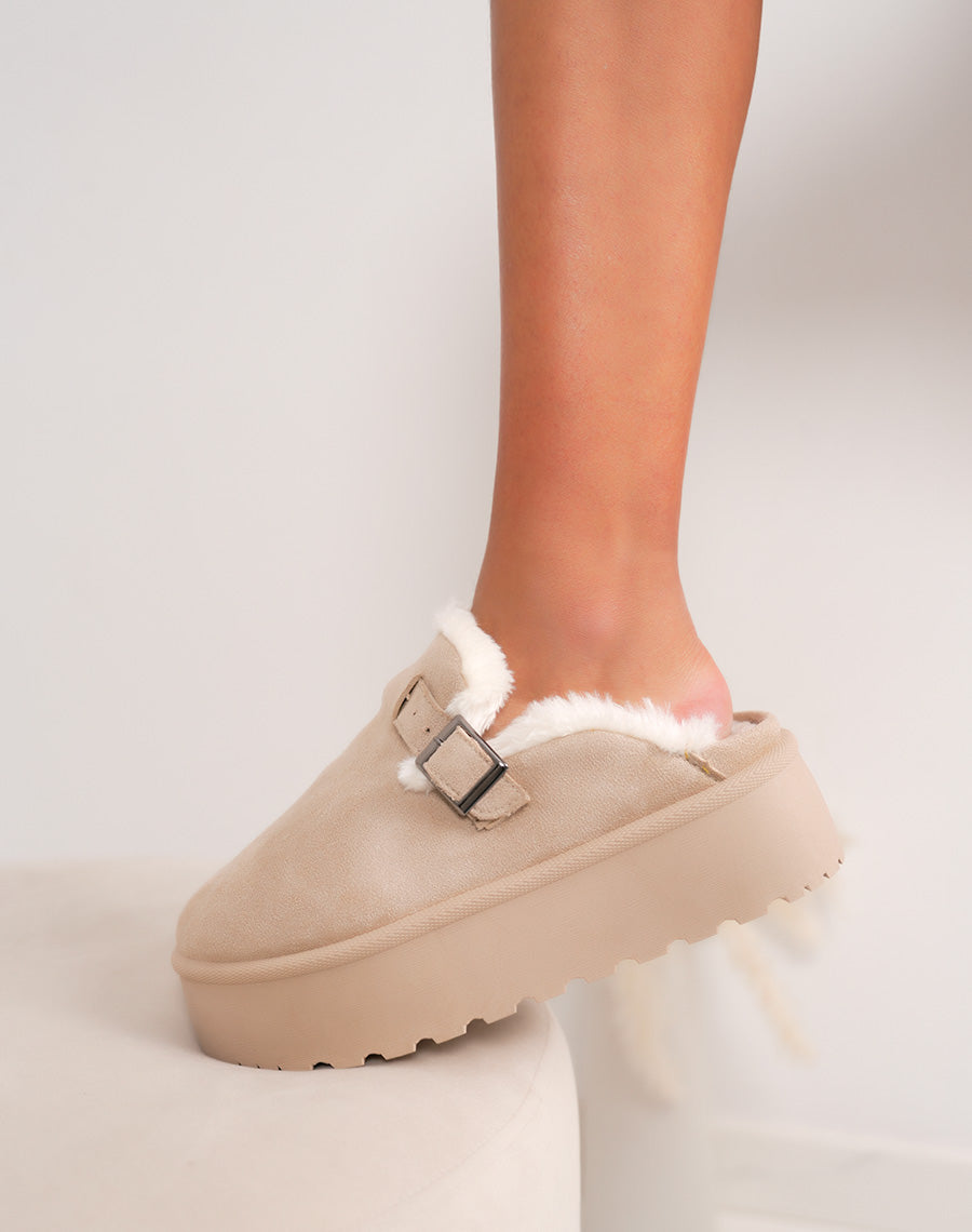 Mules femme beige en suédine à plateforme avec boucle argentée et doublure fourrée