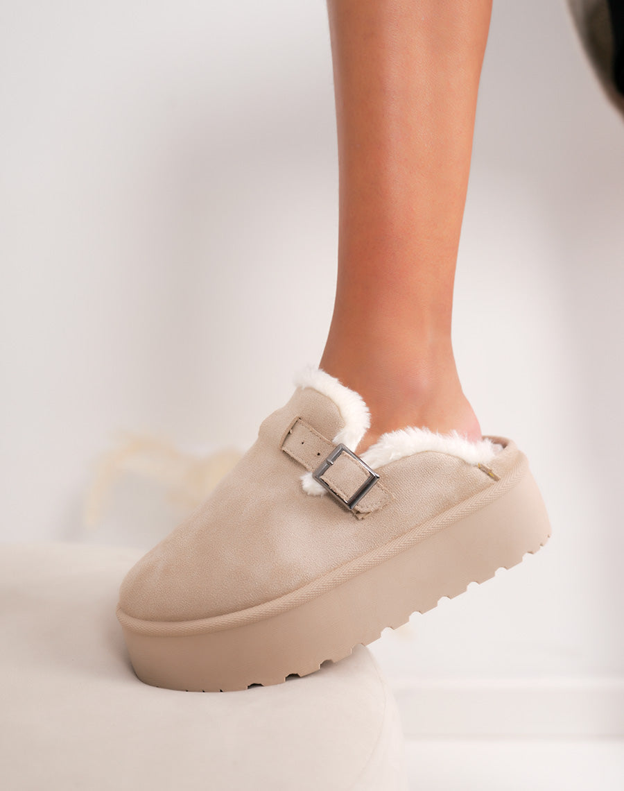Mules femme beige en suédine à plateforme avec boucle argentée et doublure fourrée