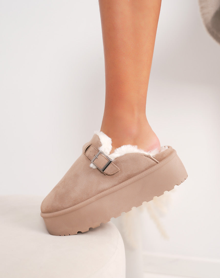 Mules femme taupe en suédine tendance avec boucle argentée et doublure fourrée