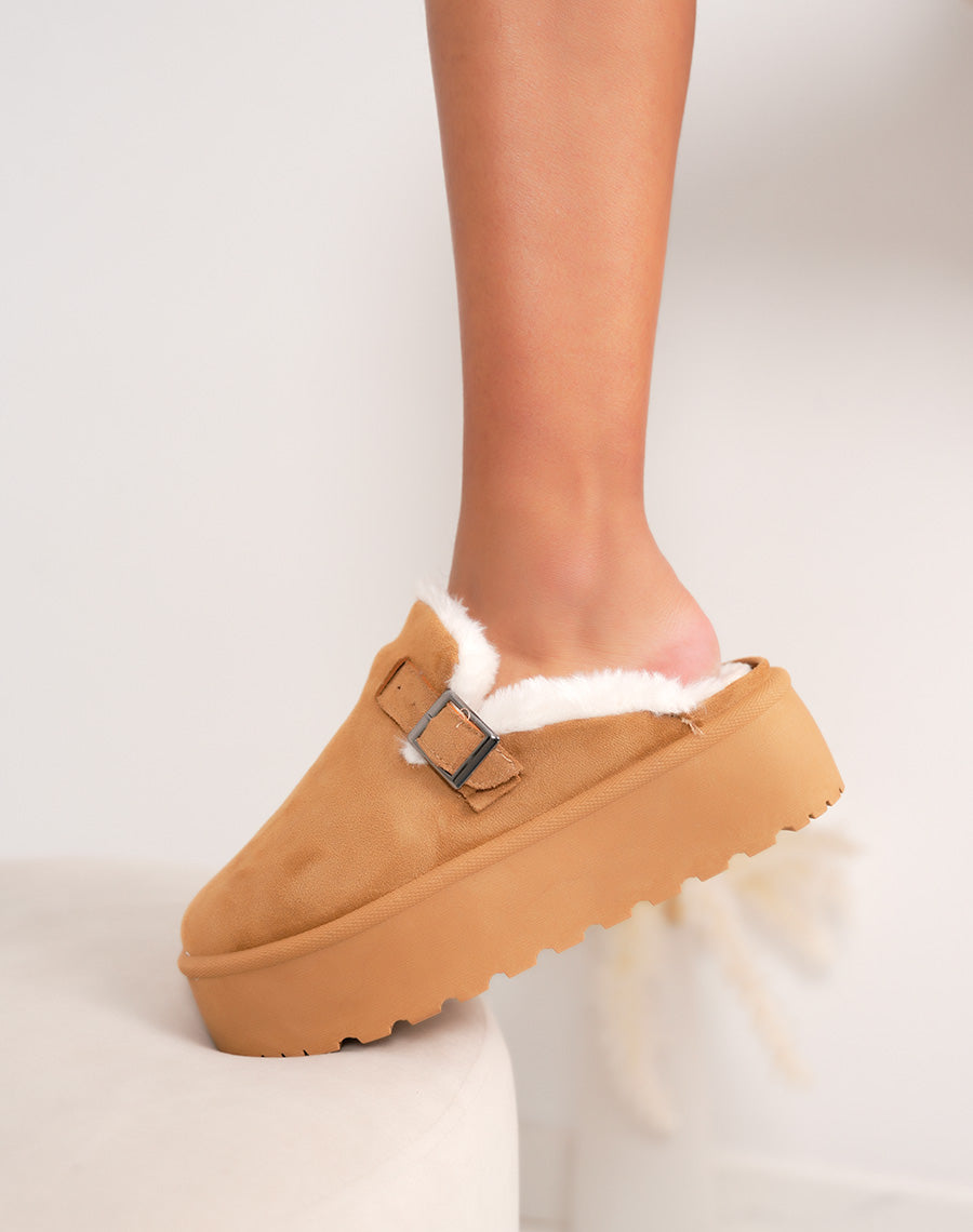 Mules femme camel en suédine à plateforme tendance avec boucle argentée et doublure fourrée