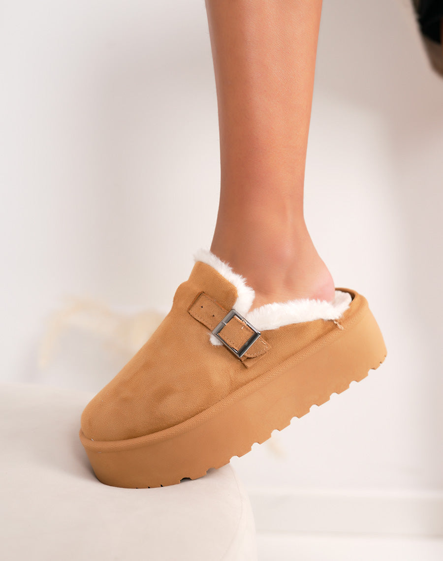 Mules femme camel en suédine à plateforme tendance avec boucle argentée et doublure fourrée