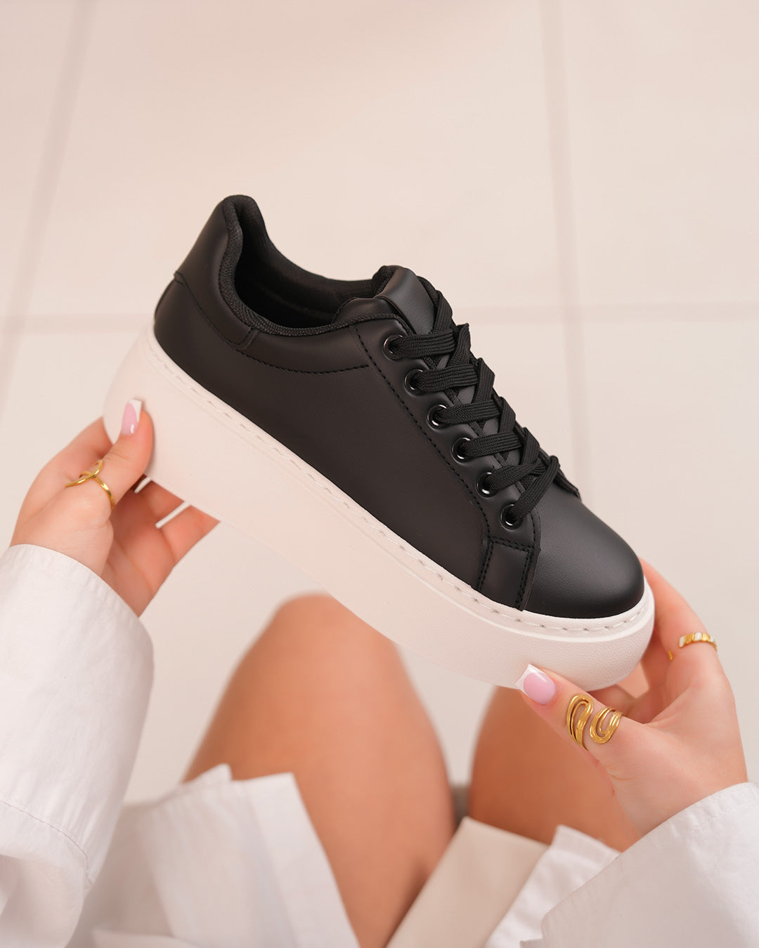 Basket femme noire à semelle blanche