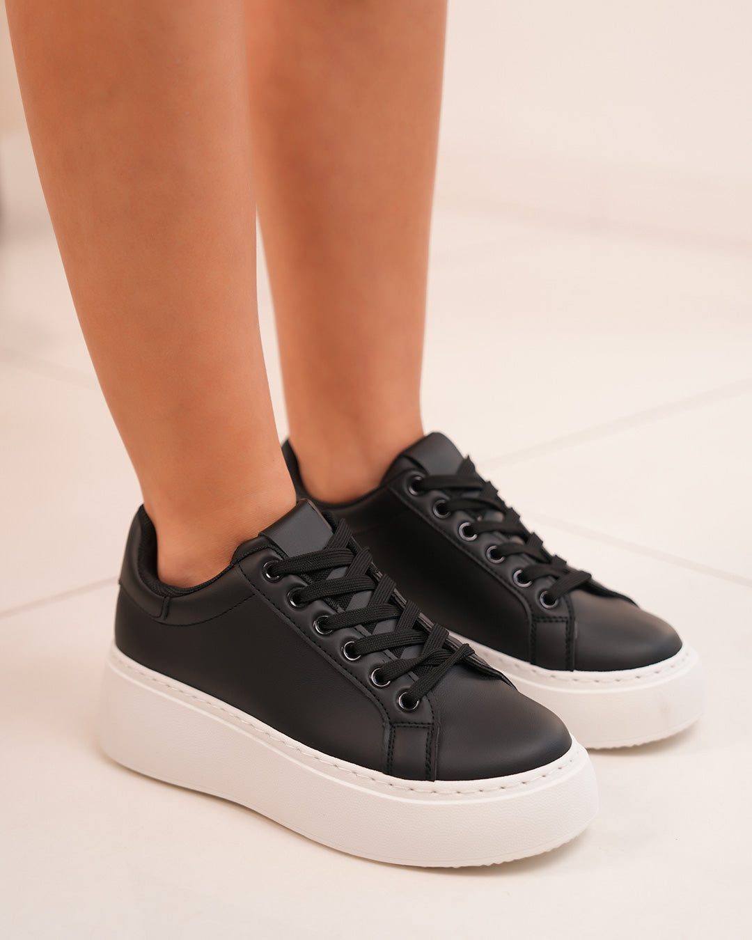 Basket femme noire à semelle blanche