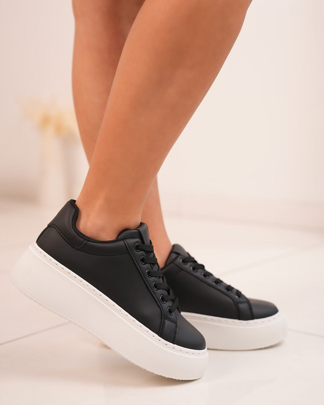 Basket femme noire à semelle blanche