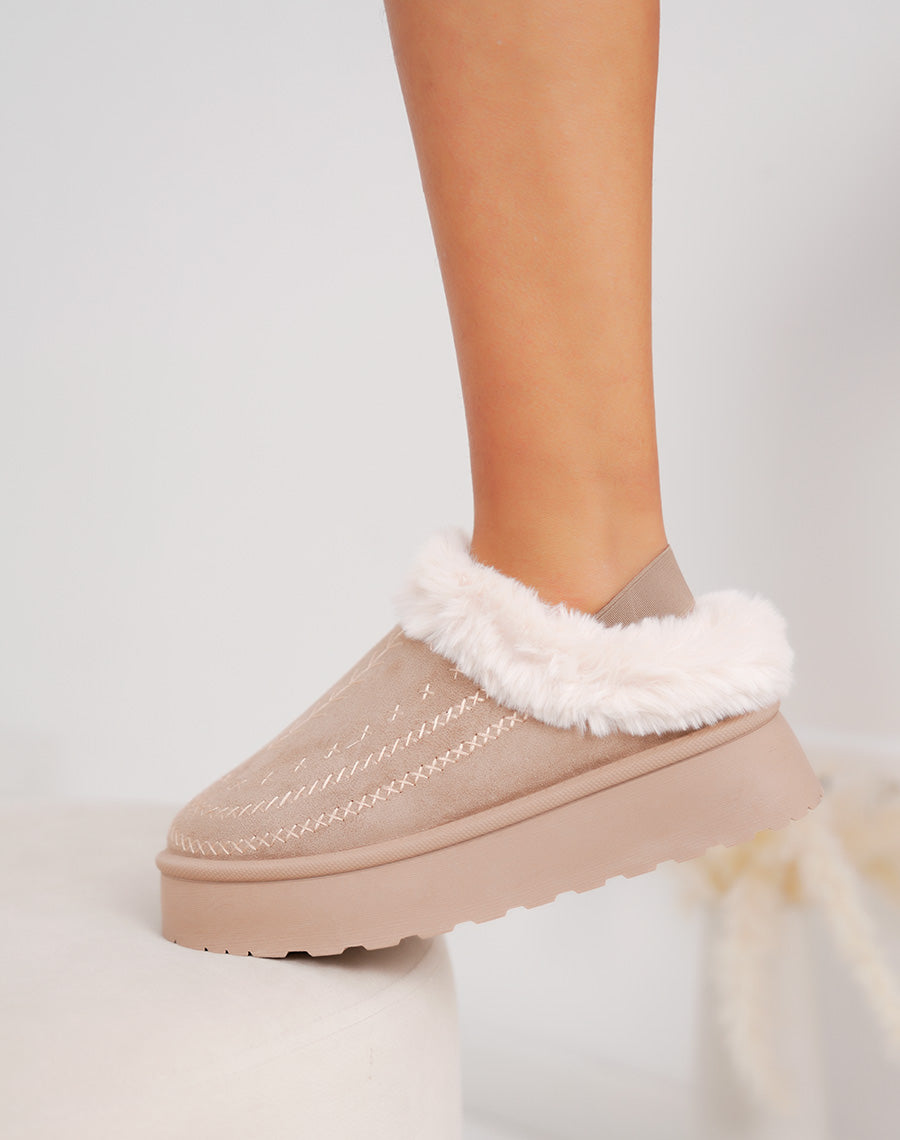 Mules femme beige foncé en suédine avec broderies et fourrure blanche