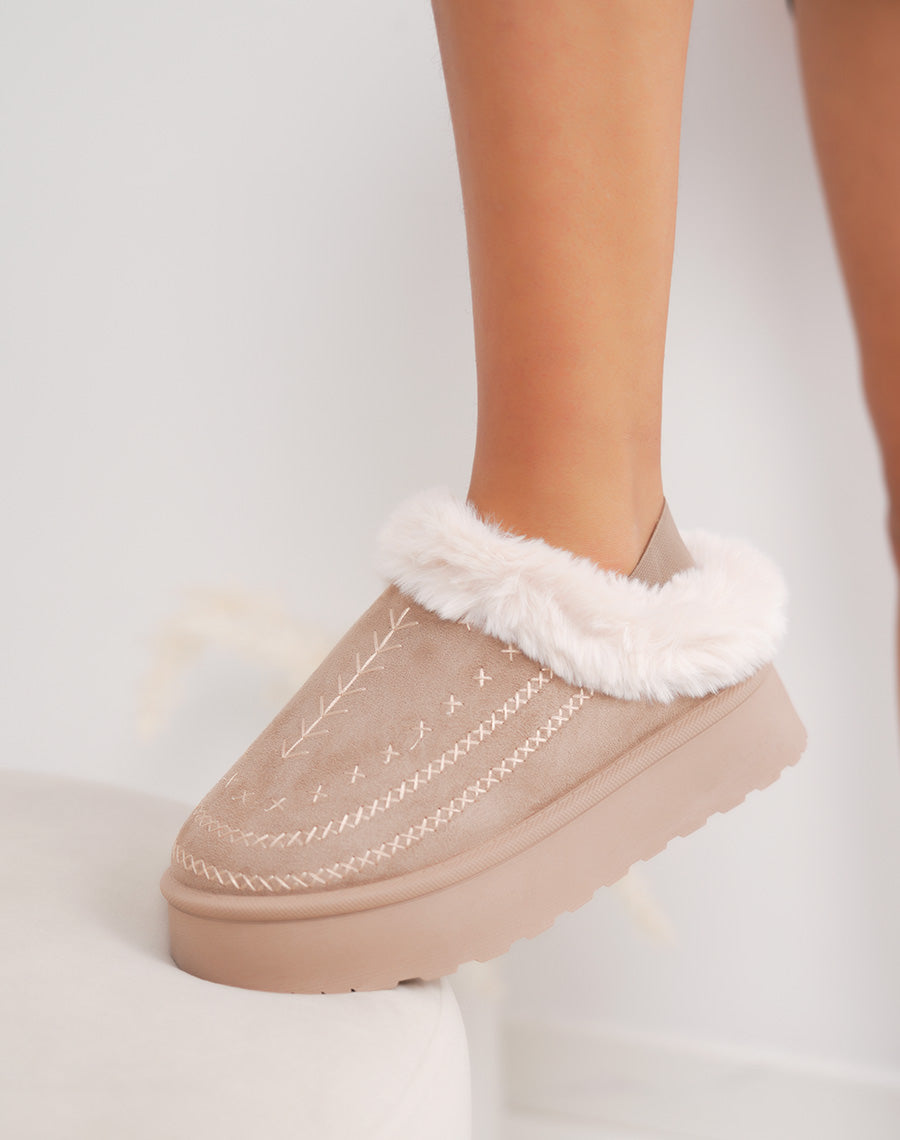 Mules femme beige foncé en suédine avec broderies et fourrure blanche