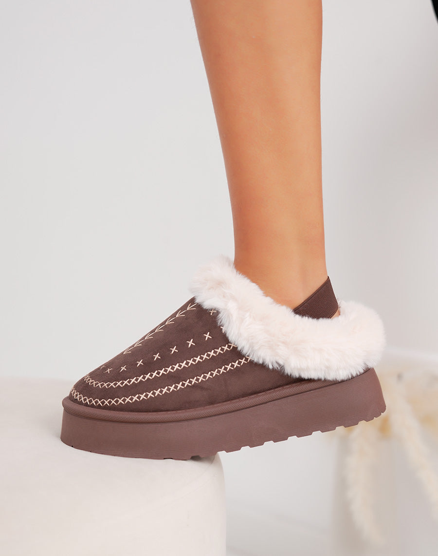Mules femme marron en suédine avec broderies beiges et fourrure blanche
