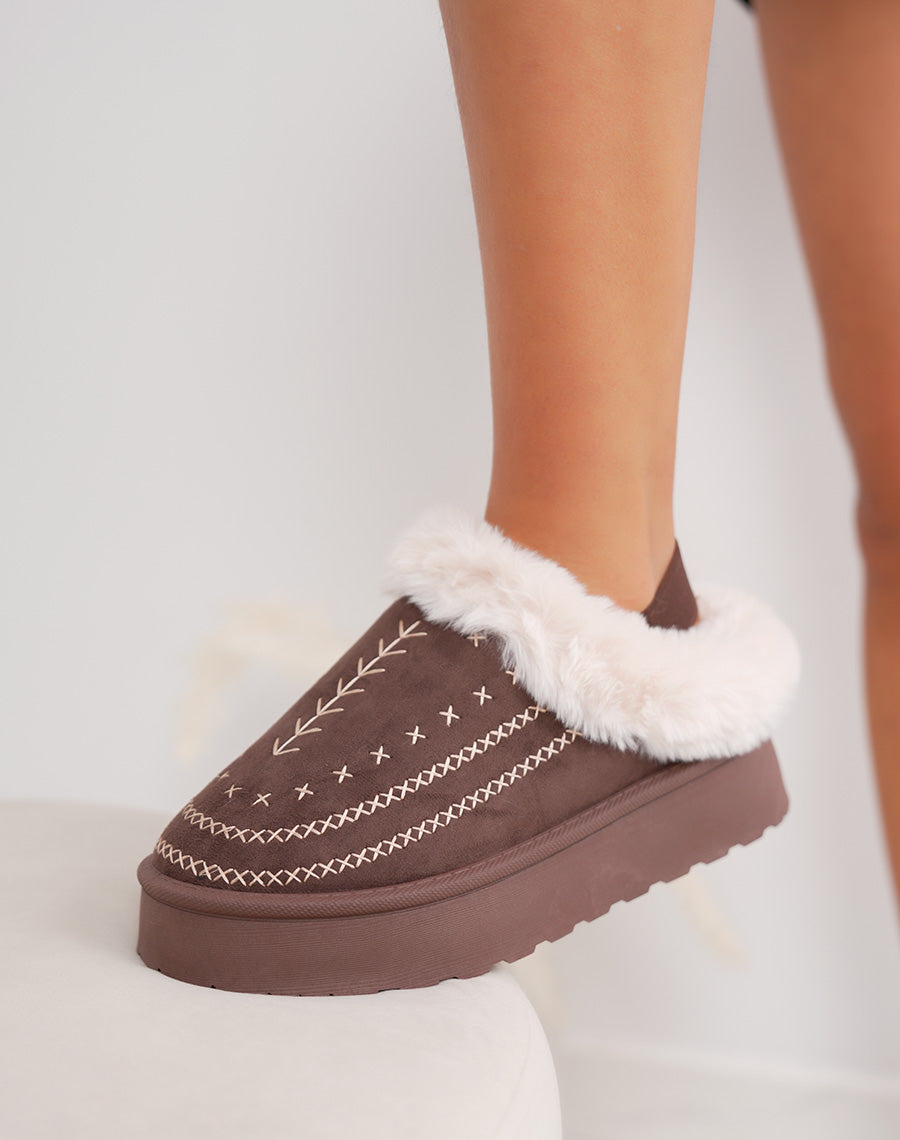 Mules femme marron en suédine avec broderies beiges et fourrure blanche