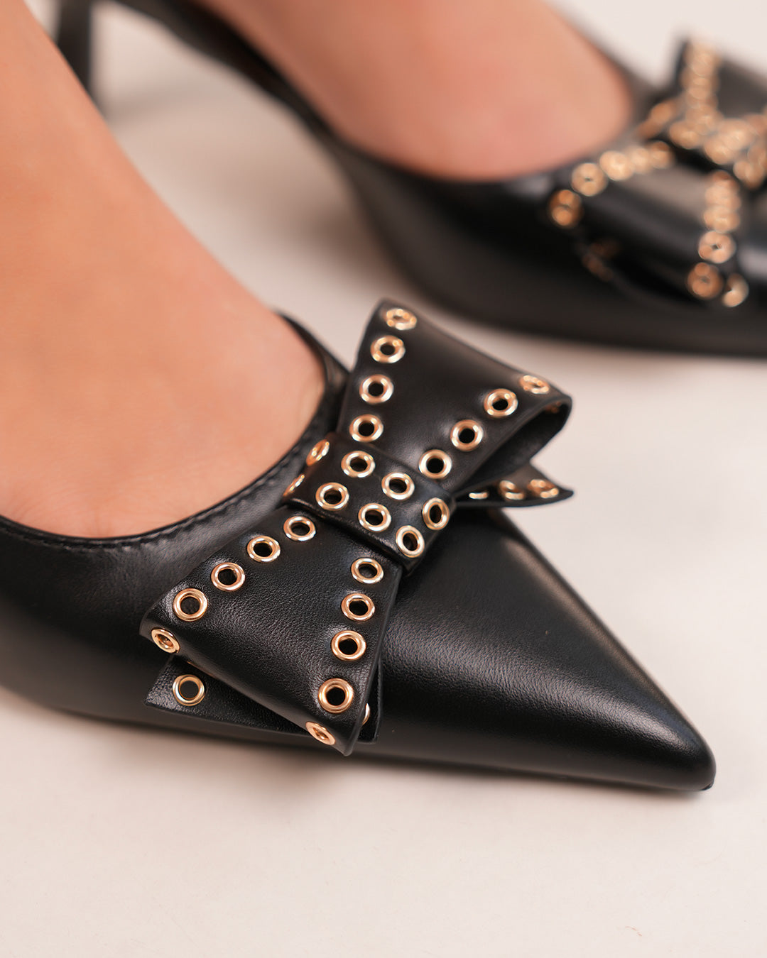 Escarpins femme noirs à bout pointu avec nœud et détails dorés