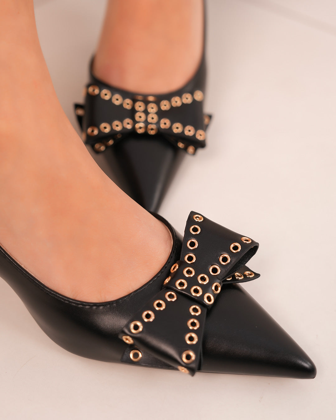 Escarpins femme noirs à bout pointu avec nœud et détails dorés