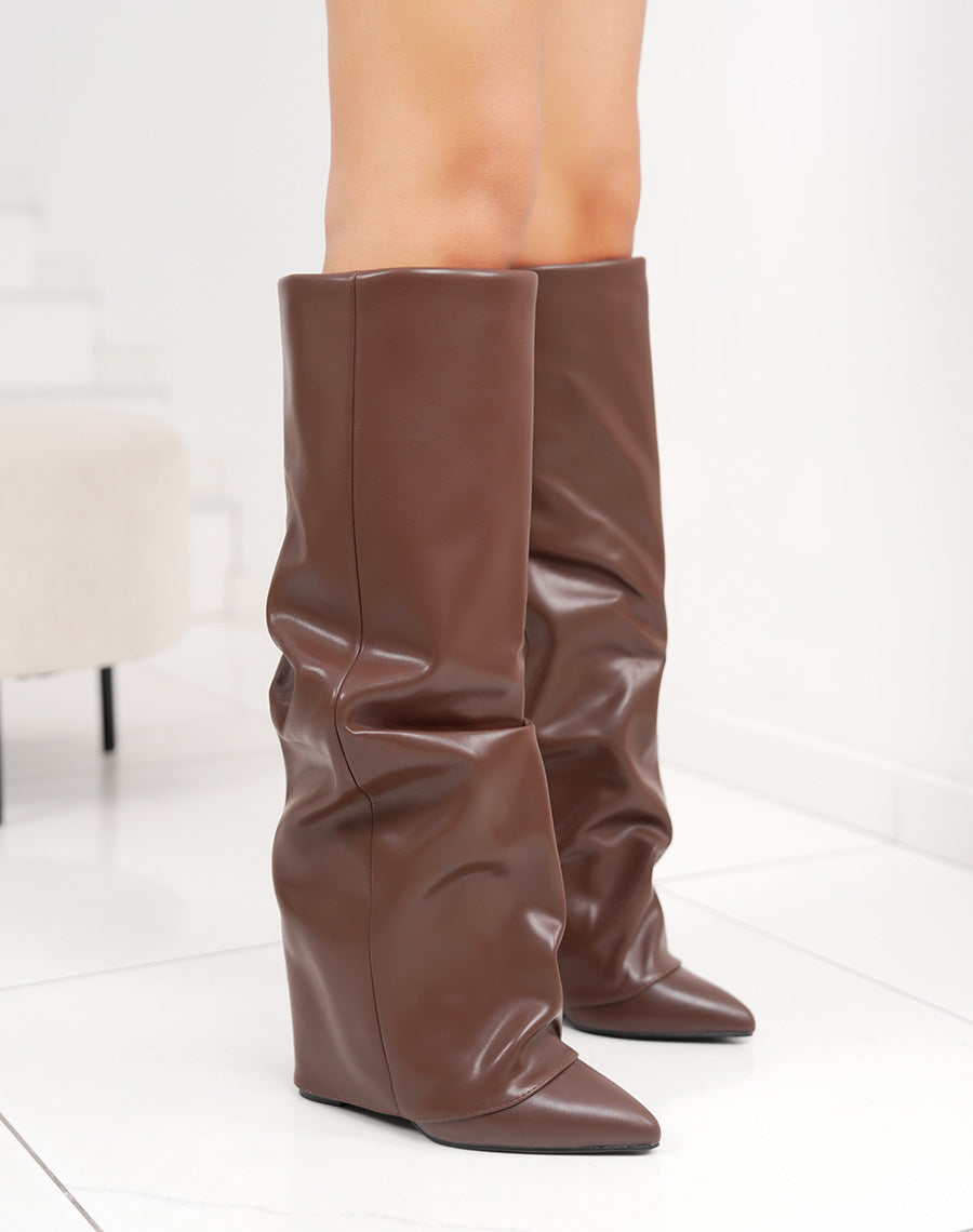 Bottes femme marron à effet plissé bout pointu et talon haut intérieur fourré