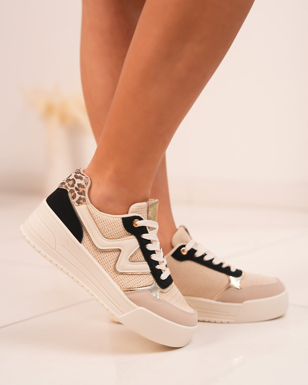 Basket Femme Beige Tissée avec Détails Dorés et Léopard