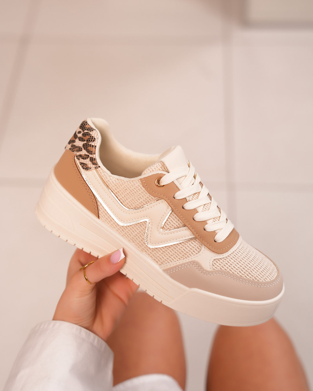 Basket Femme Beige Clair avec Détails Dorés et Léopard