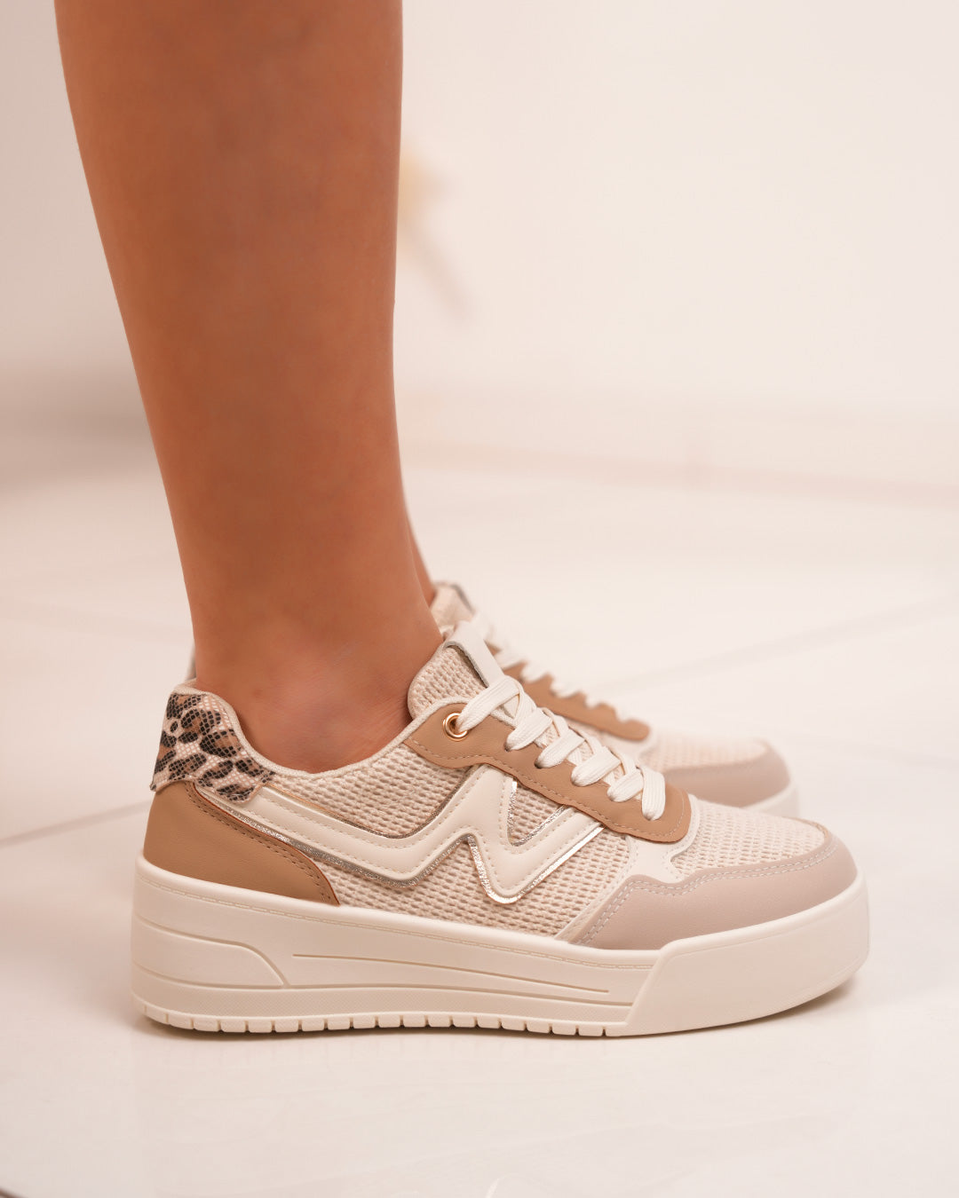 Basket Femme Beige Clair avec Détails Dorés et Léopard