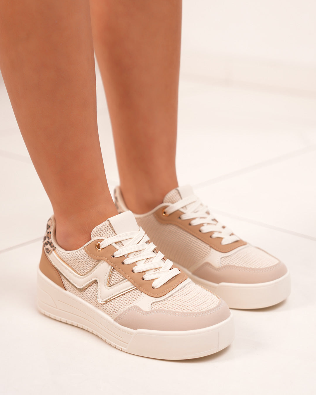 Basket Femme Beige Clair avec Détails Dorés et Léopard