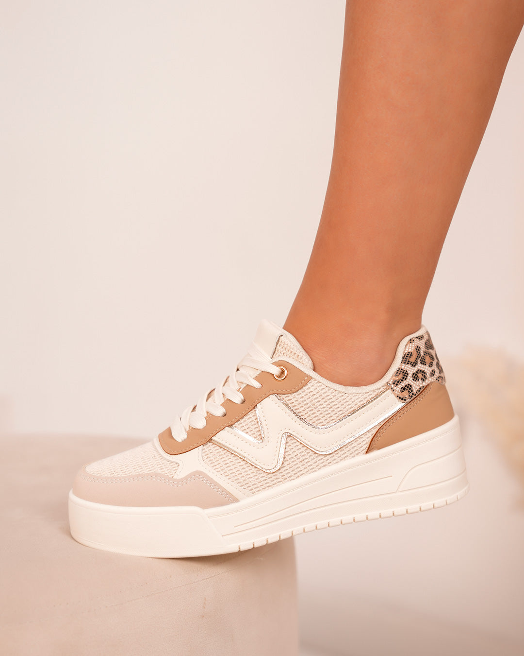 Basket Femme Beige Clair avec Détails Dorés et Léopard