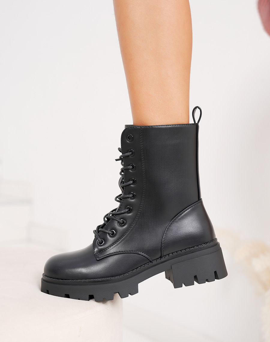 Bottines femme noires à lacets semelle crantée et intérieur fourré