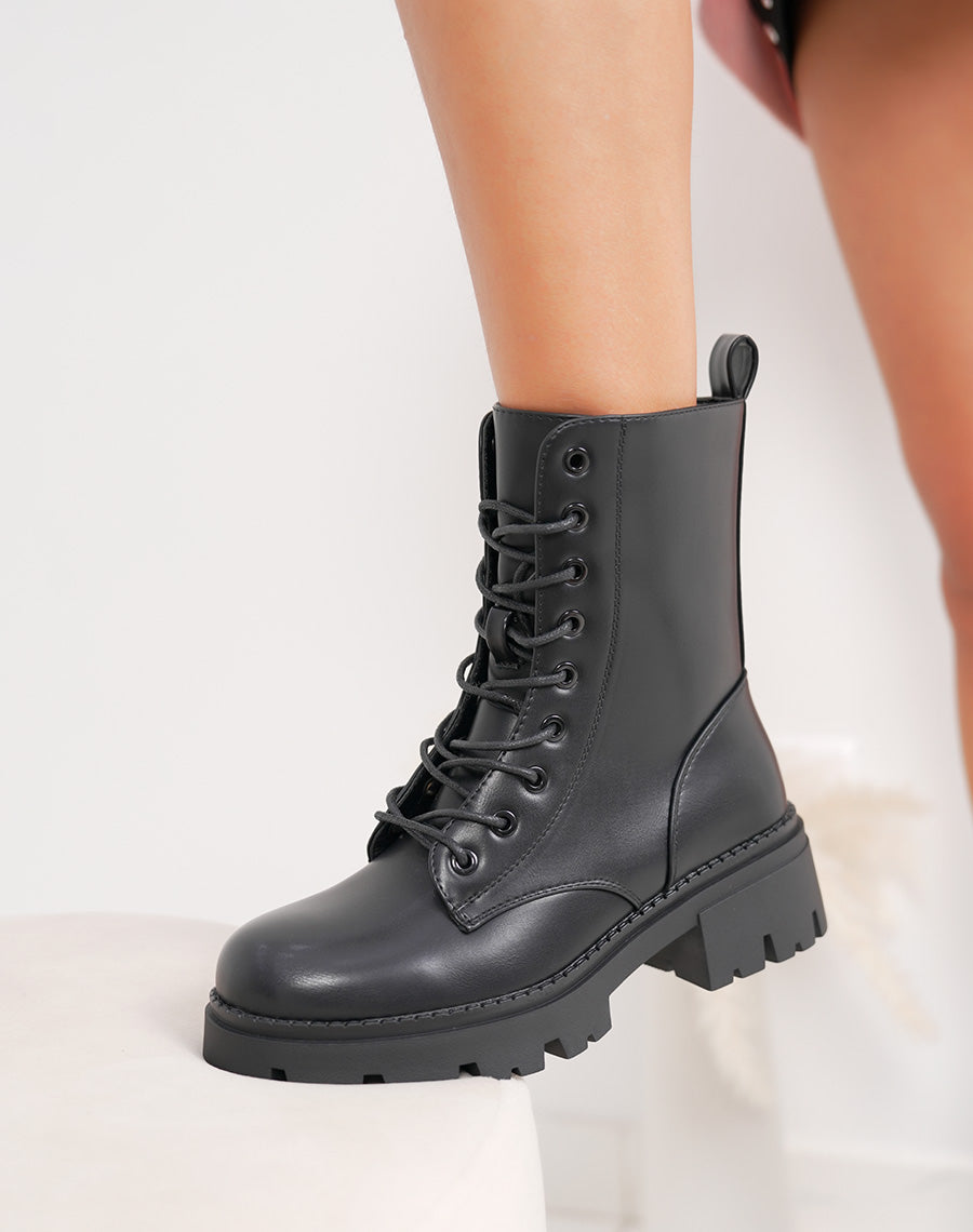 Bottines femme noires à lacets semelle crantée et intérieur fourré