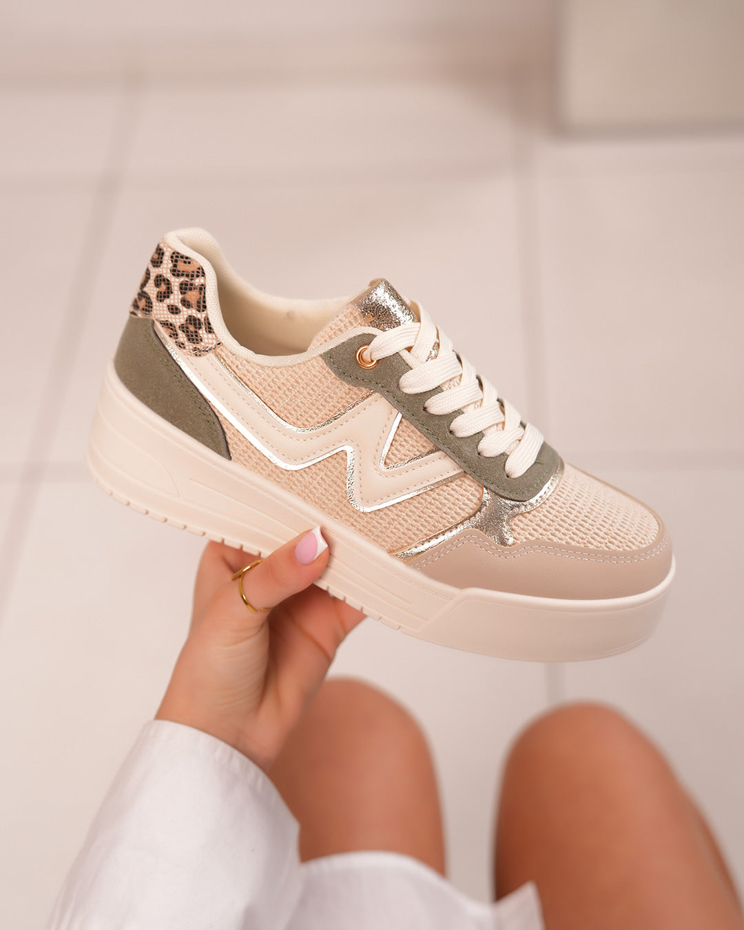 Basket Femme Beige et Vert avec Détails Dorés et Léopard