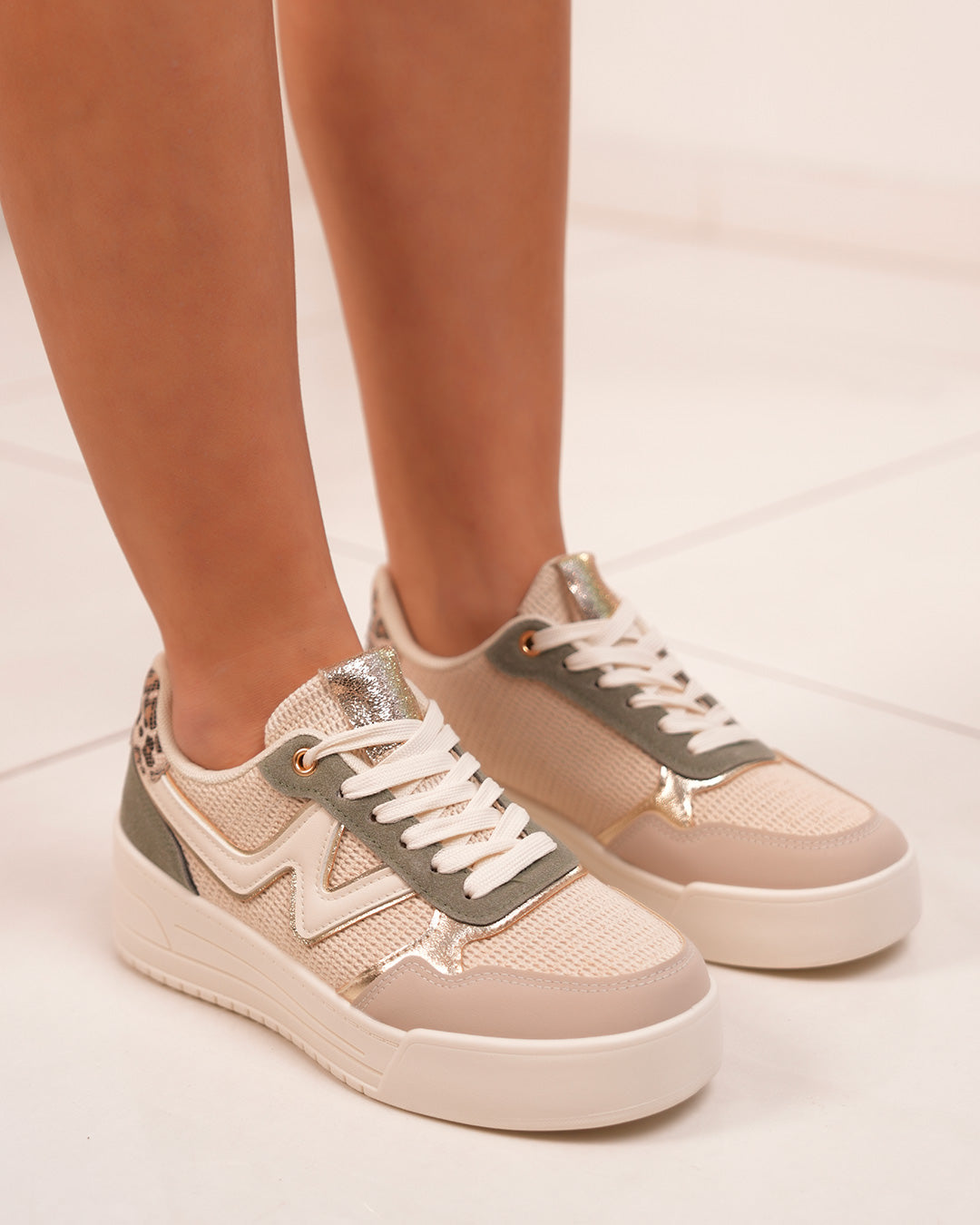 Basket Femme Beige et Vert avec Détails Dorés et Léopard