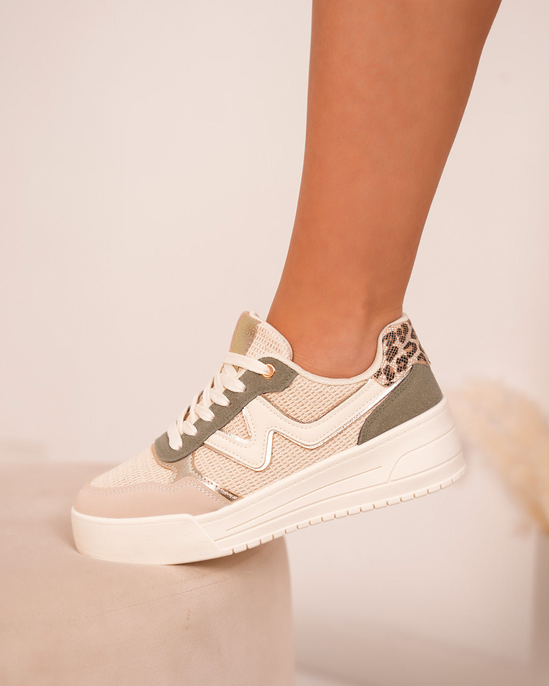 Basket Femme Beige et Vert avec Détails Dorés et Léopard
