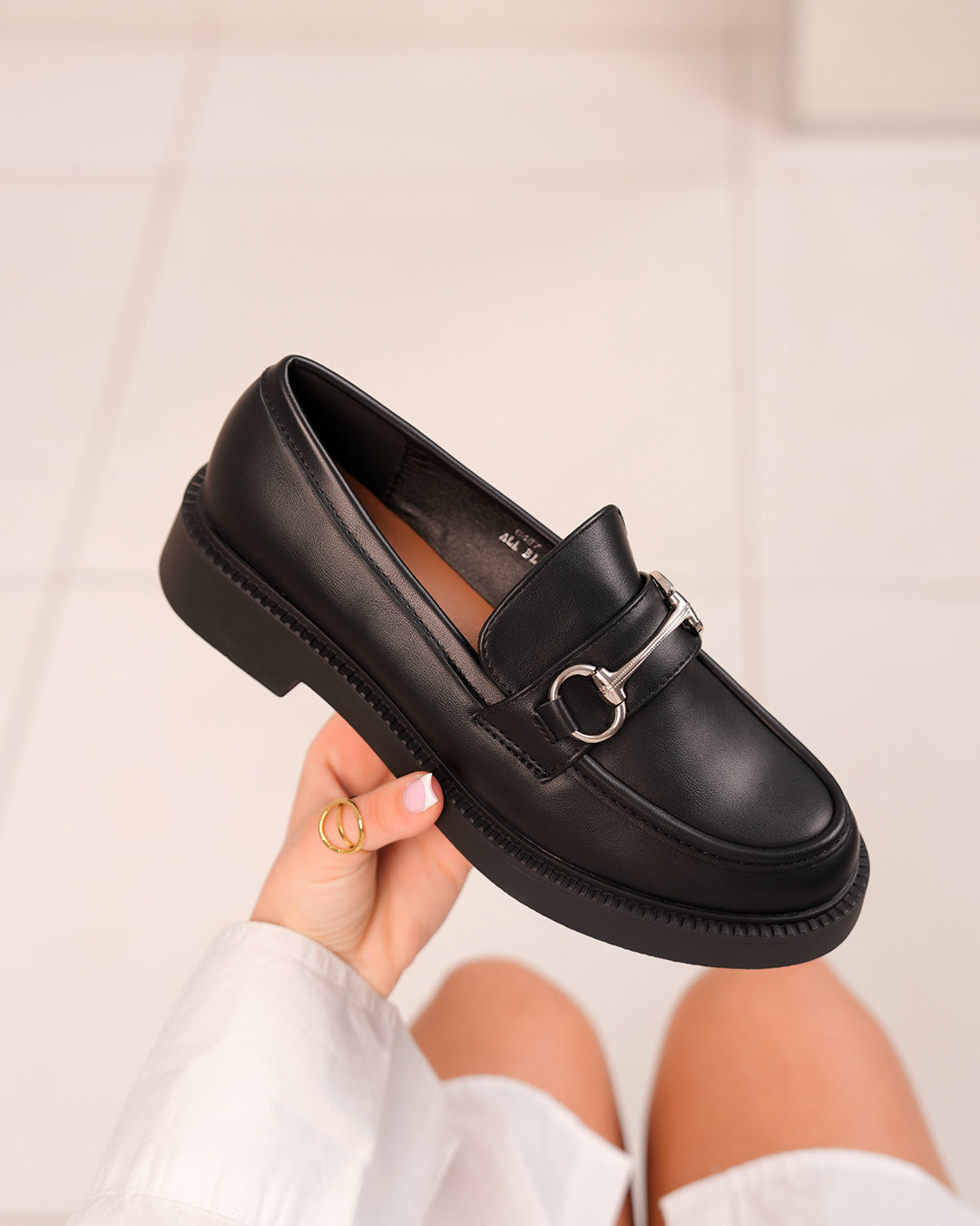 Mocassin Femme Noir Élégant avec Bijou Argenté