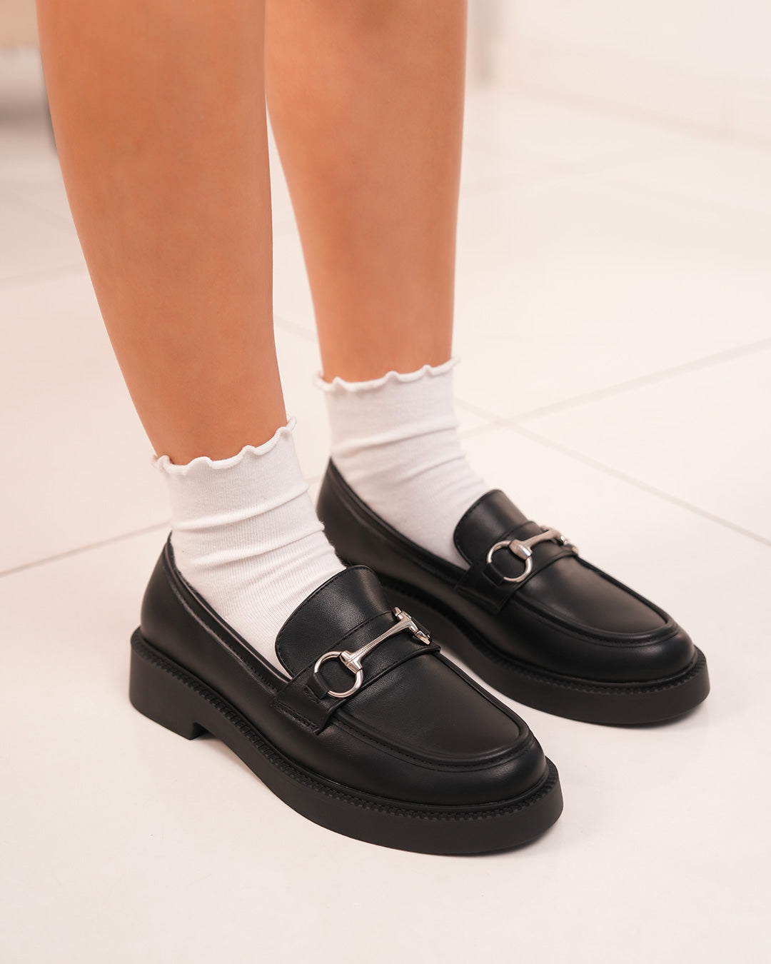 Mocassin Femme Noir Élégant avec Bijou Argenté