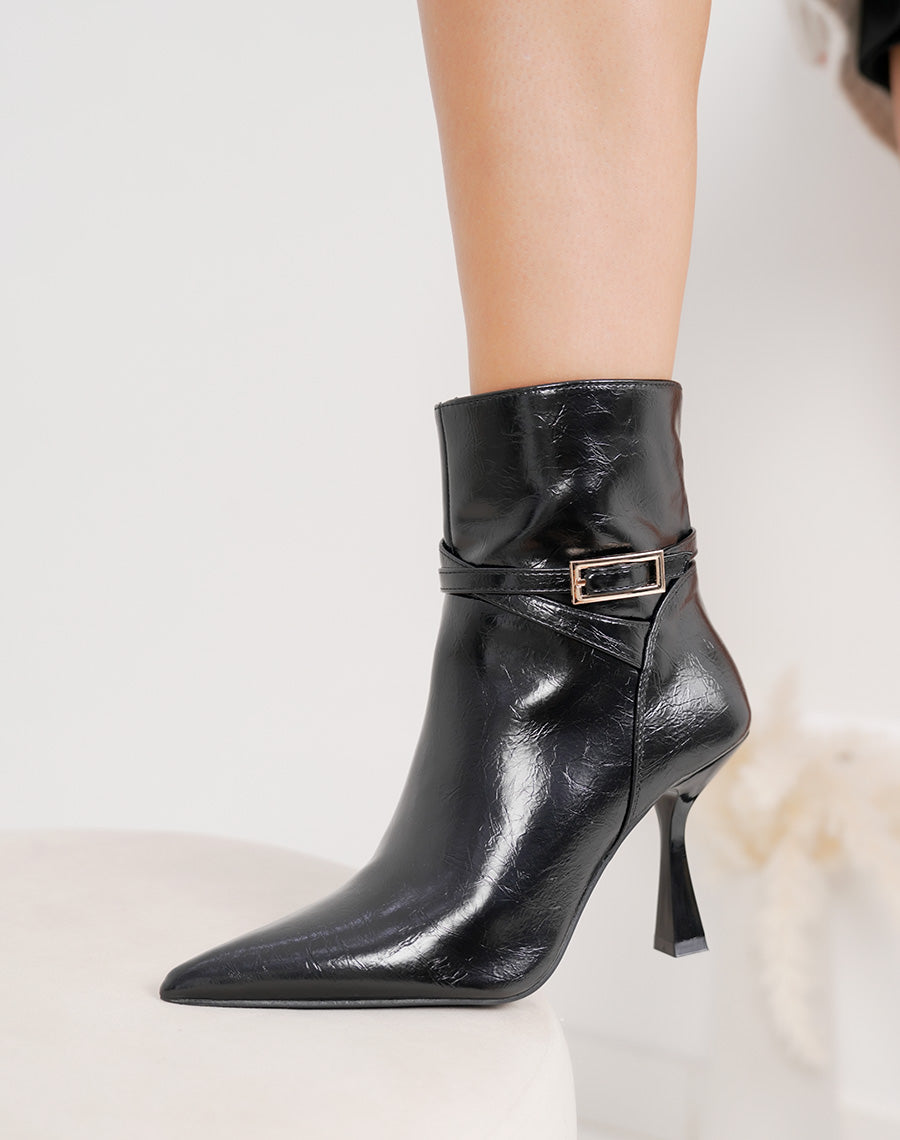 Bottines femme noires vernies à talon aiguille avec bout pointu et boucle dorée