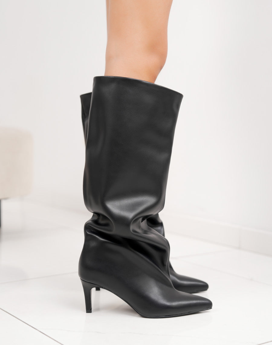Bottes noires à talon aiguille et bout pointu avec tige large