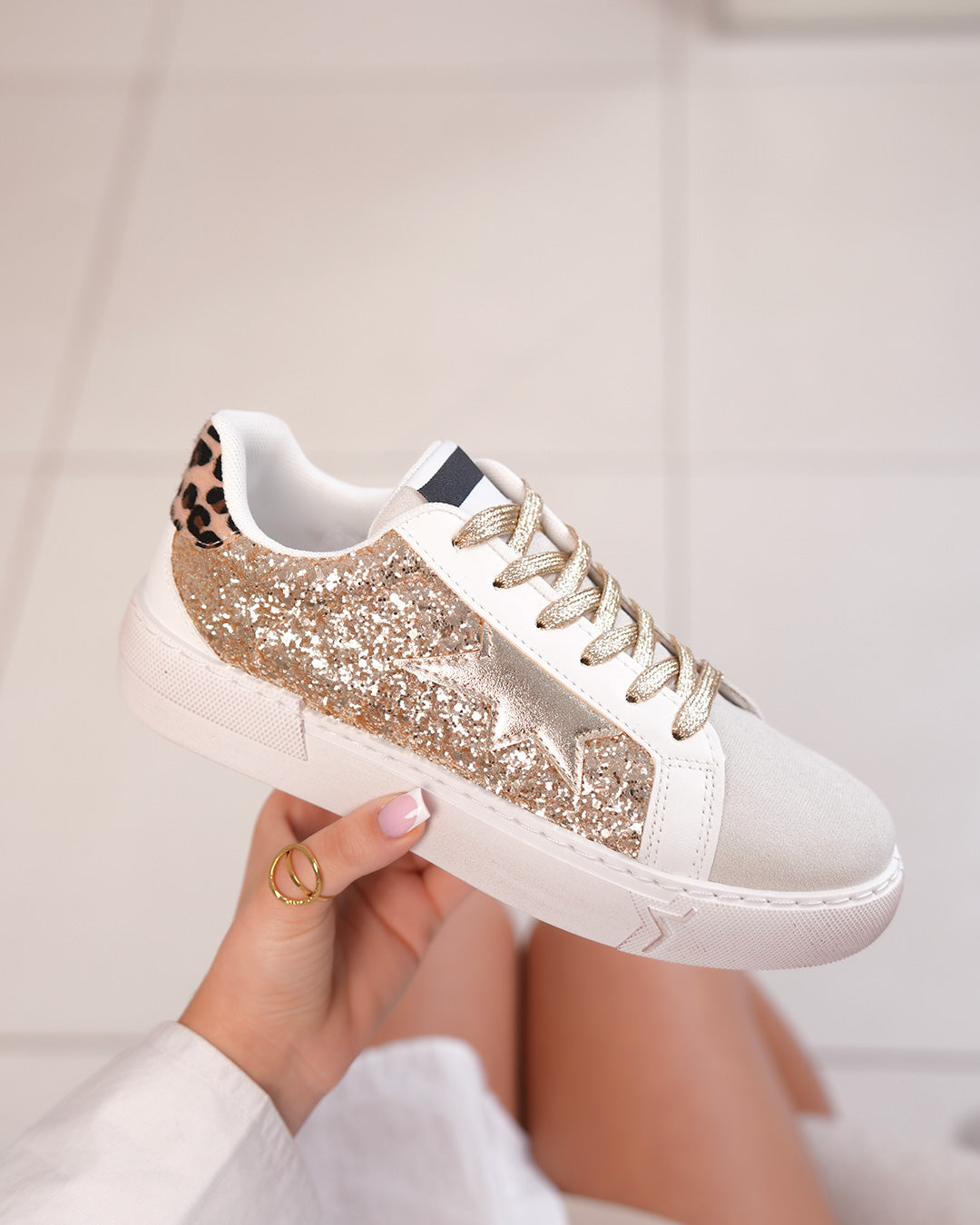 Basket Femme Beige à Empiècement Pailleté Doré et Détails Tendance