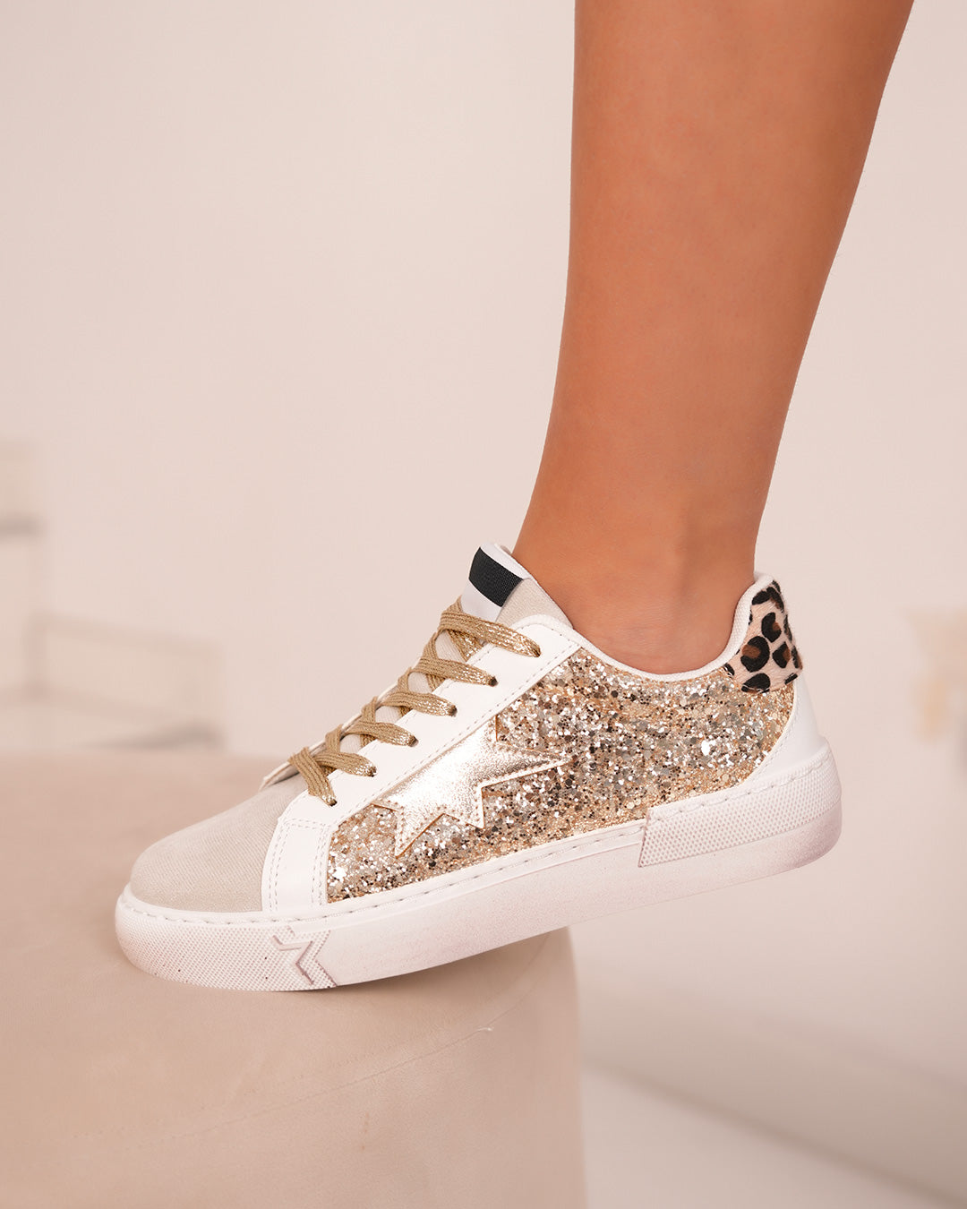 Basket Femme Beige à Empiècement Pailleté Doré et Détails Tendance