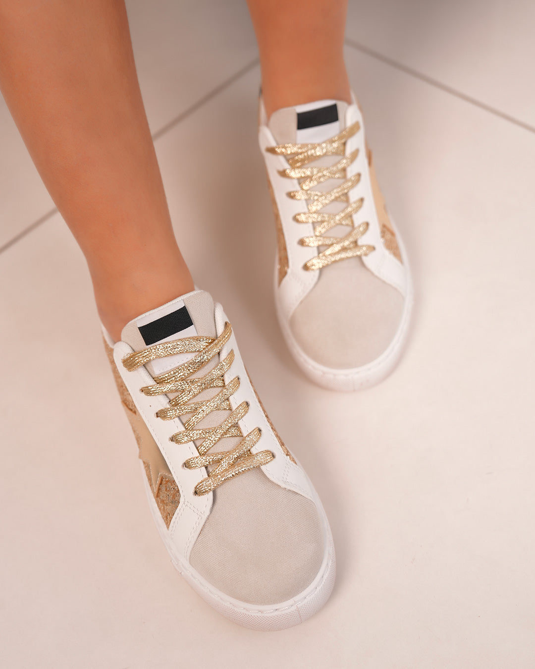 Basket Femme Beige à Empiècement Pailleté Doré et Détails Tendance