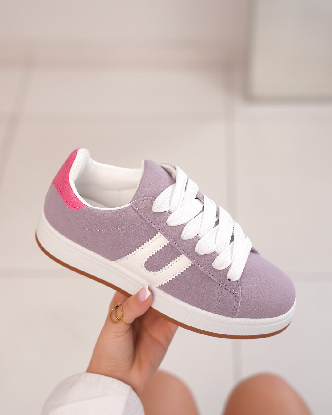 Basket femme en suédine mauve avec détails blancs et rose