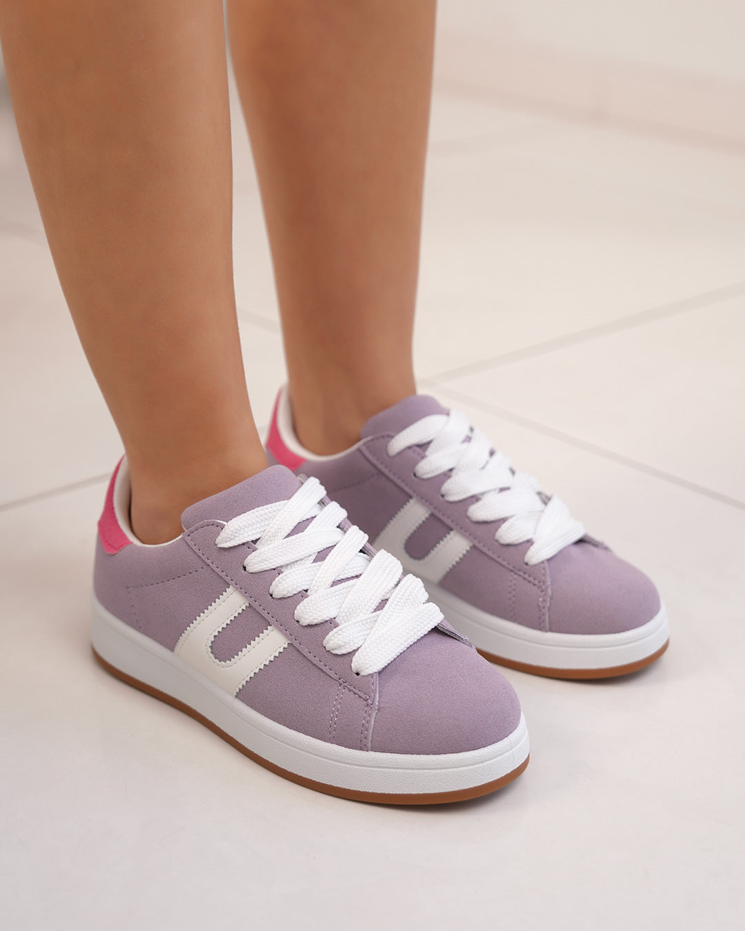 Basket femme en suédine mauve avec détails blancs et rose