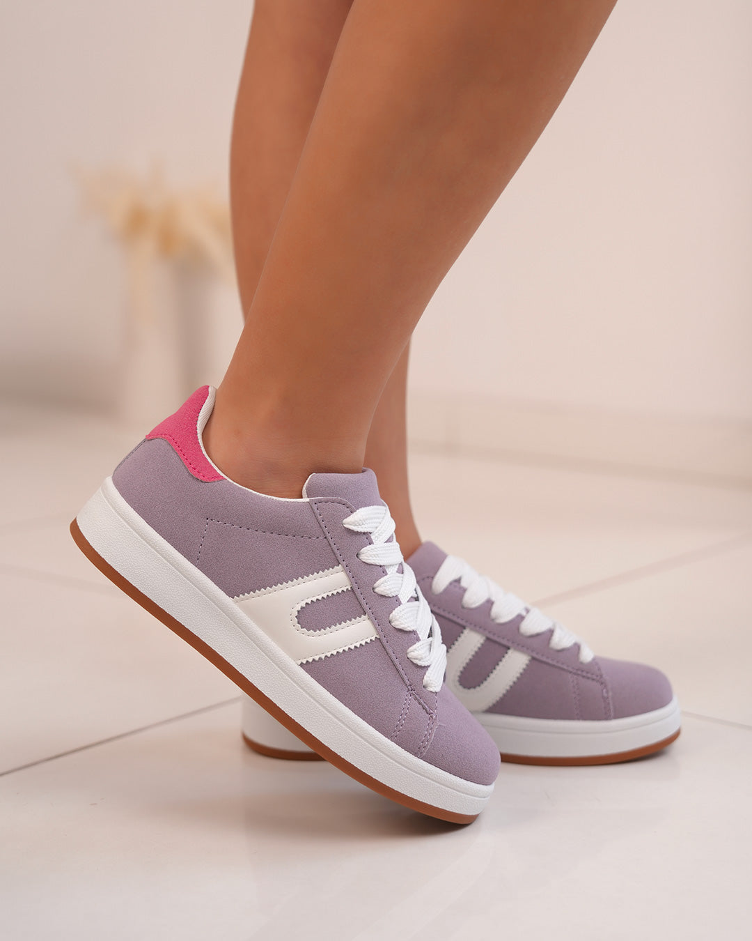 Basket femme en suédine mauve avec détails blancs et rose