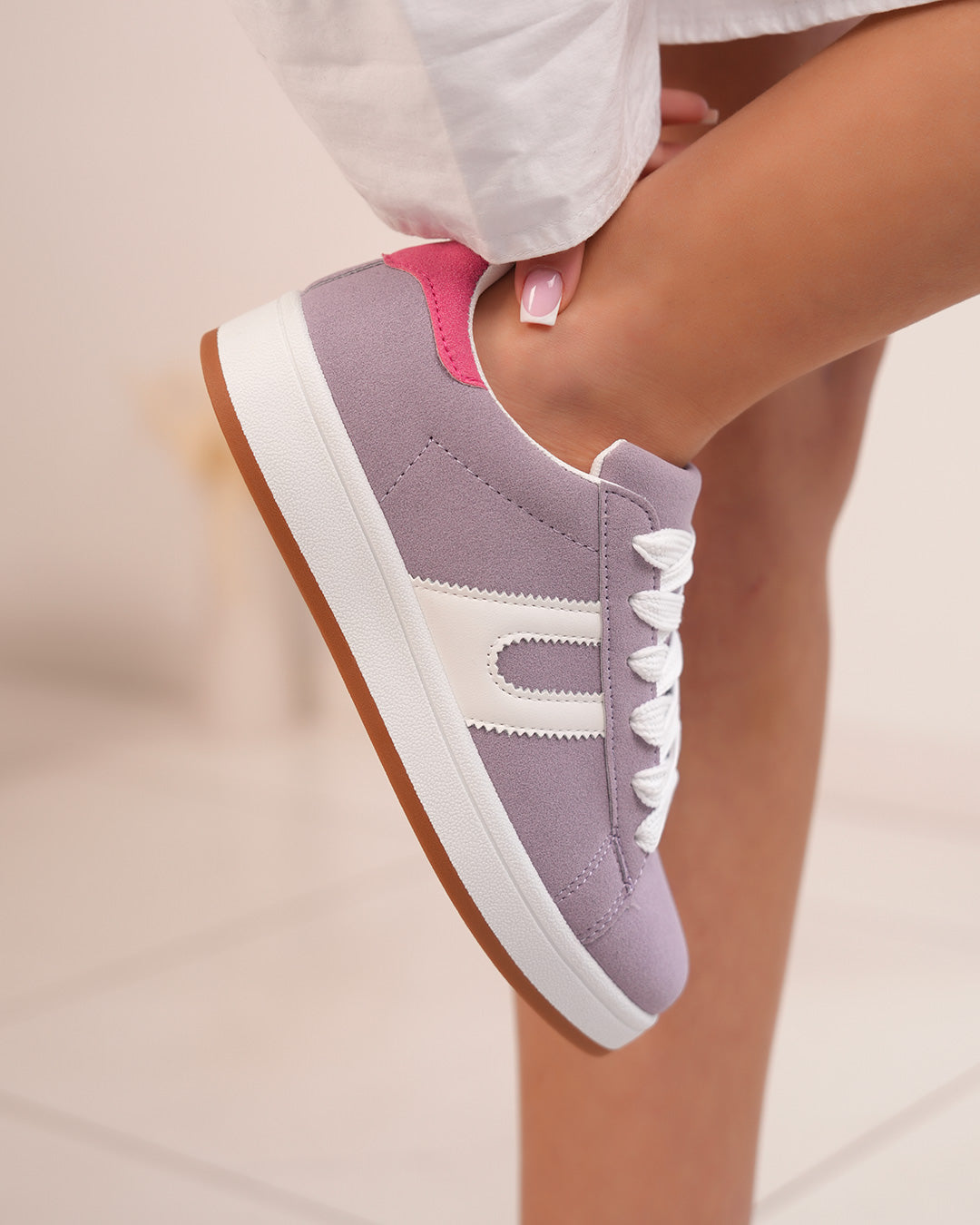 Basket femme en suédine mauve avec détails blancs et rose
