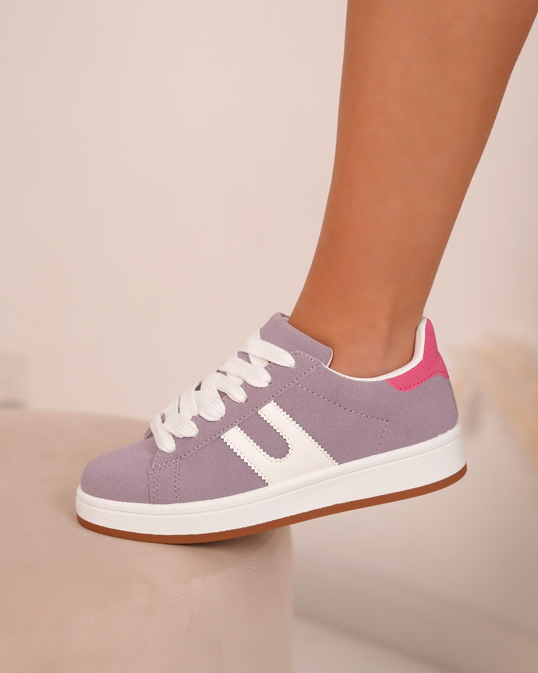 Basket femme en suédine mauve avec détails blancs et rose