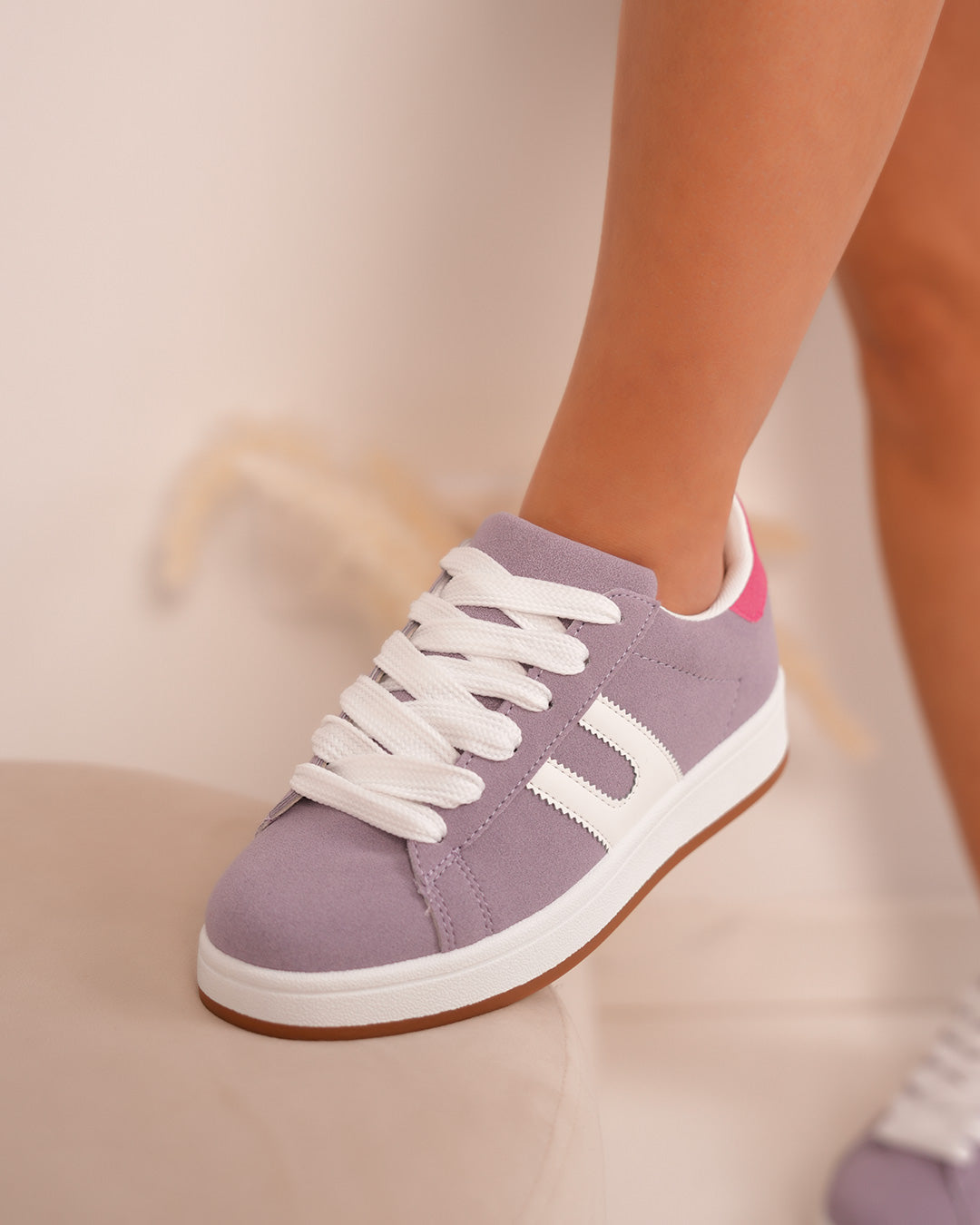 Basket femme en suédine mauve avec détails blancs et rose