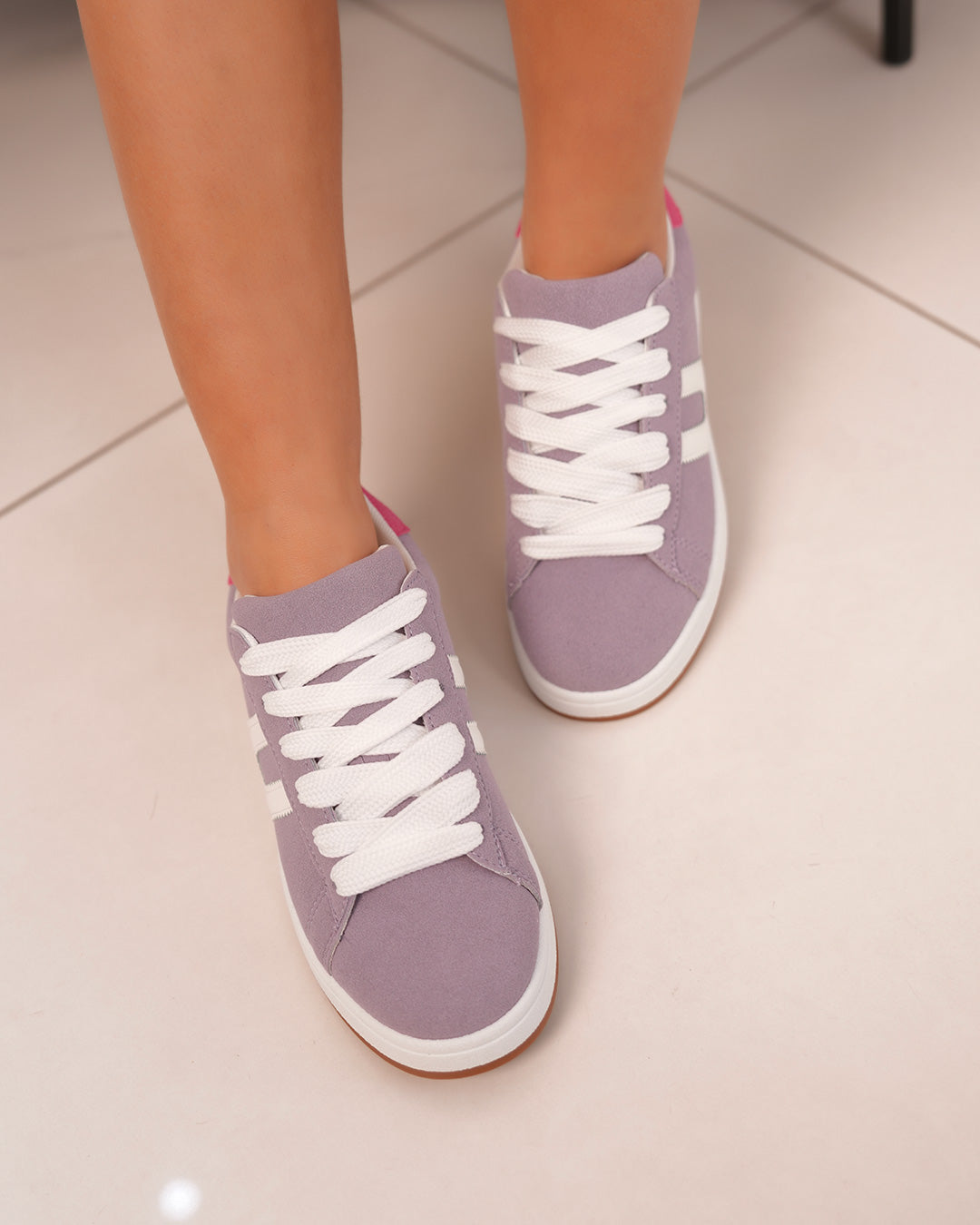 Basket femme en suédine mauve avec détails blancs et rose