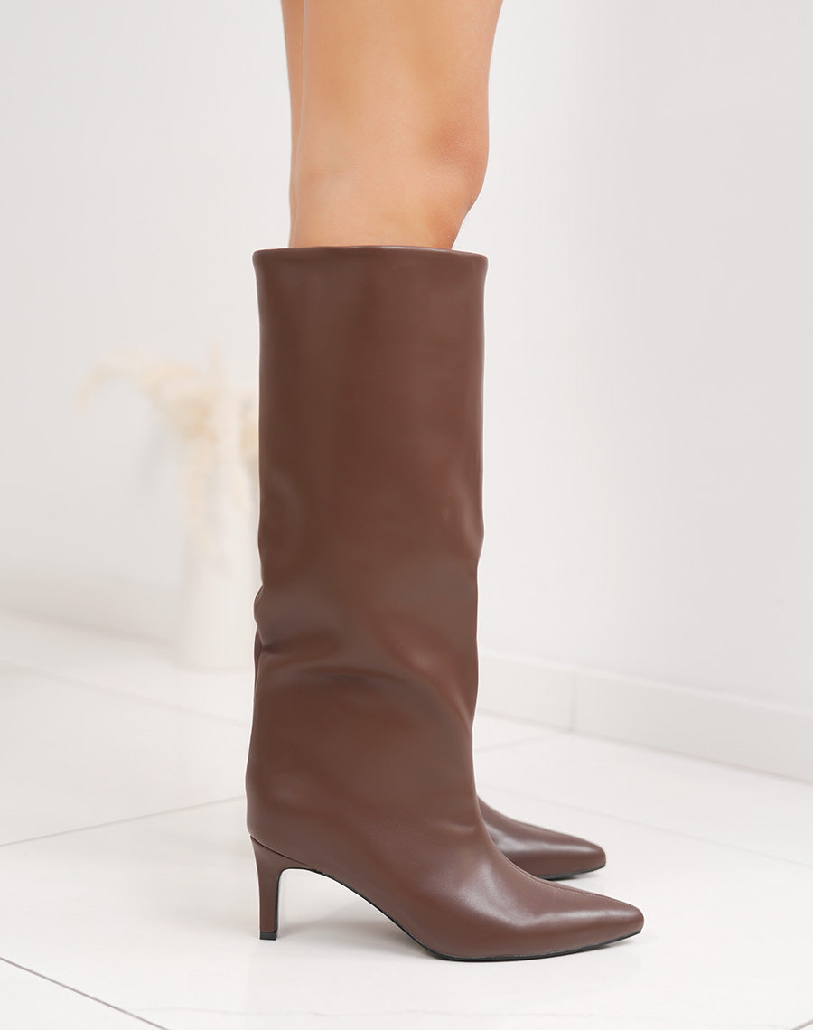 Bottes marrons à talon aiguille et bout pointu