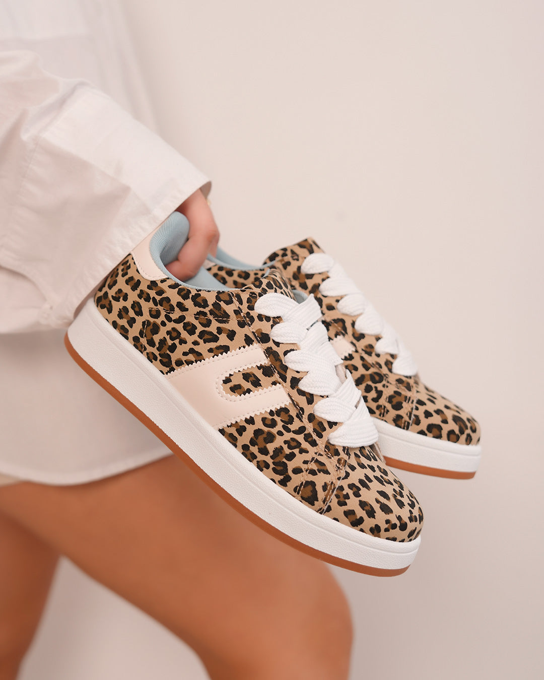 Basket femme à motif léopard avec détails blancs et intérieur bleu ciel
